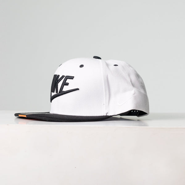 Gorra Blanca Visera Negra Nike 501-7